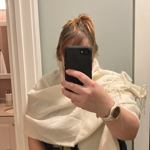 Luxurious Off White Fringe Scarf - Picture 4 of 4